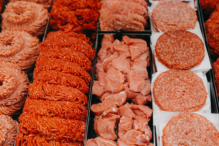 Carnivore diétaEnnek a diétának az elve az, hogy a kizárólagos húsfogyasztás segít a fogyásban és az izomnövekedésben