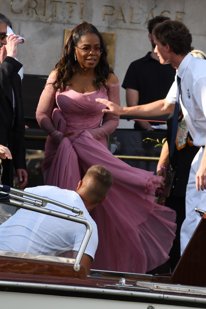 Oprah WinfreyAműsorvezető nagy átalakuláson ment át az elmúlt időszakban, most pedig egy mályvaszínű ruhában mutatta meg mindenkinek, hogy 71 éves korában is bomba formában van.
