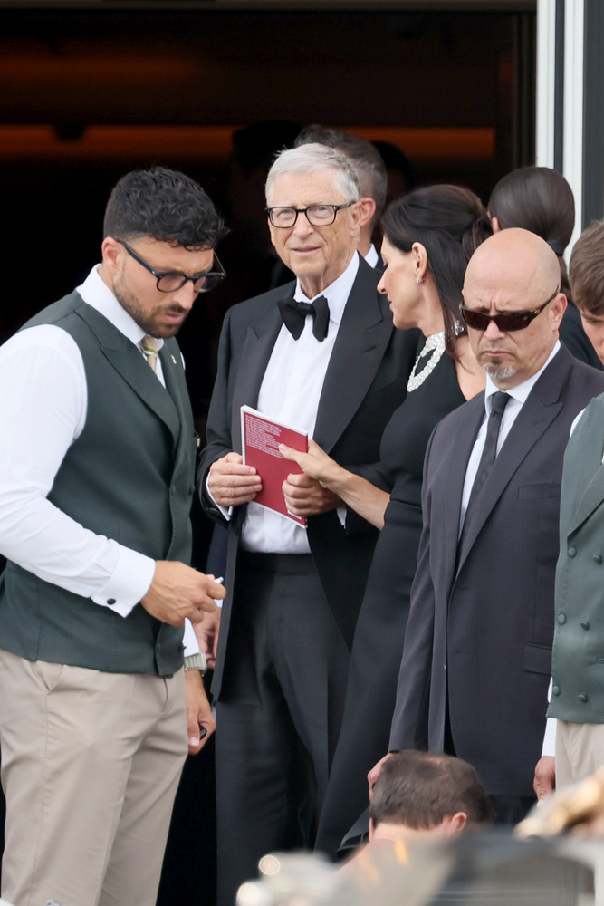 Bill GatesAz egyik dollármilliárdos támogatta a másikat: az esküvőn résztt vett Bill Gates is, aki maradt a szokásos fekete-fehér összeállításnál.&nbsp;