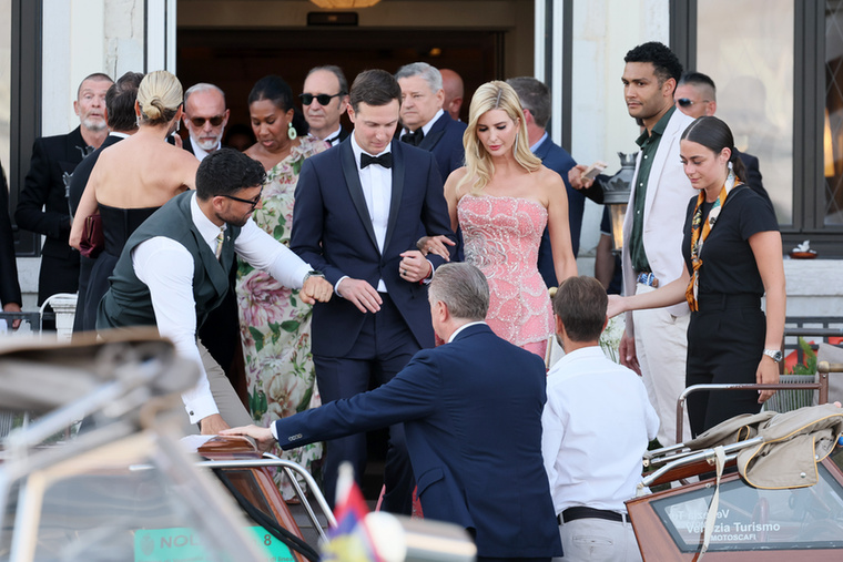 Ivanka Trump&nbsp;Az Egyesült Államok elnökének lánya férje oldalán vett részt a szertartáson, amire egy nyárias, virágmintás ruhát választott.&nbsp;