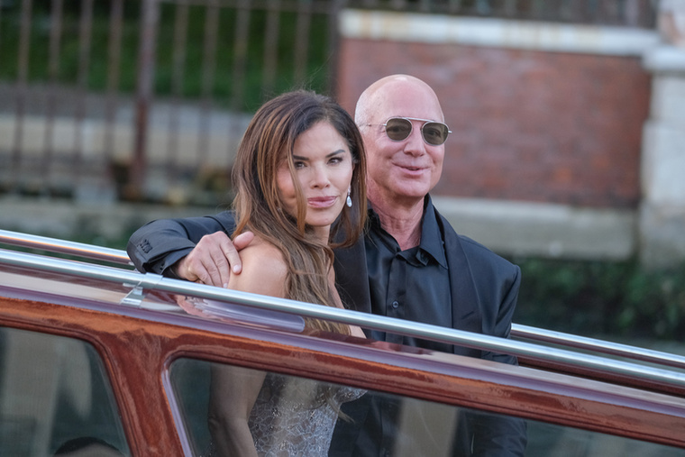 Ahogy arról a Velvet is beszámolt, a hétvégén rendezték meg Velencében Jeff Bezos és Lauren Sánchez esküvőjét csillagászati összegekből