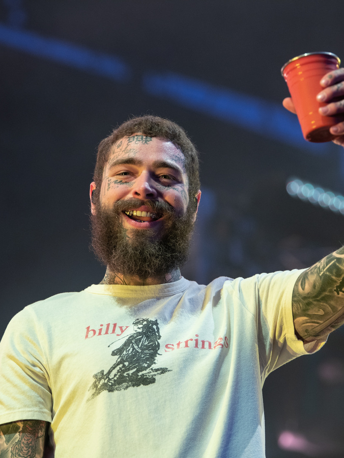 Post Malone alatt beszakadt a színpad, de a sörét megmentette - videó