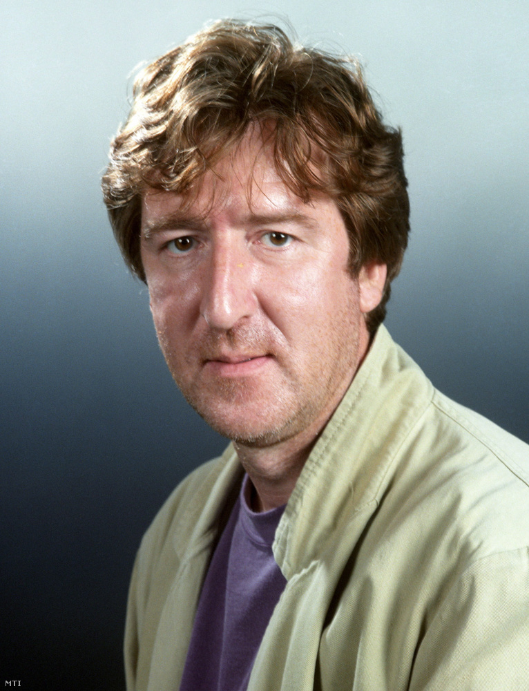 Helyey László (1948–2014)&nbsp;Helyey László hangját szinte minden magyar filmkedvelő ismeri: mély, tekintélyt parancsoló orgánuma miatt rá osztották a bölcs, karizmatikus figurák szinkronszerepeit, legyen szó a Hetedik, a Millió dolláros bébi vagy éppen az Invictus című filmekről