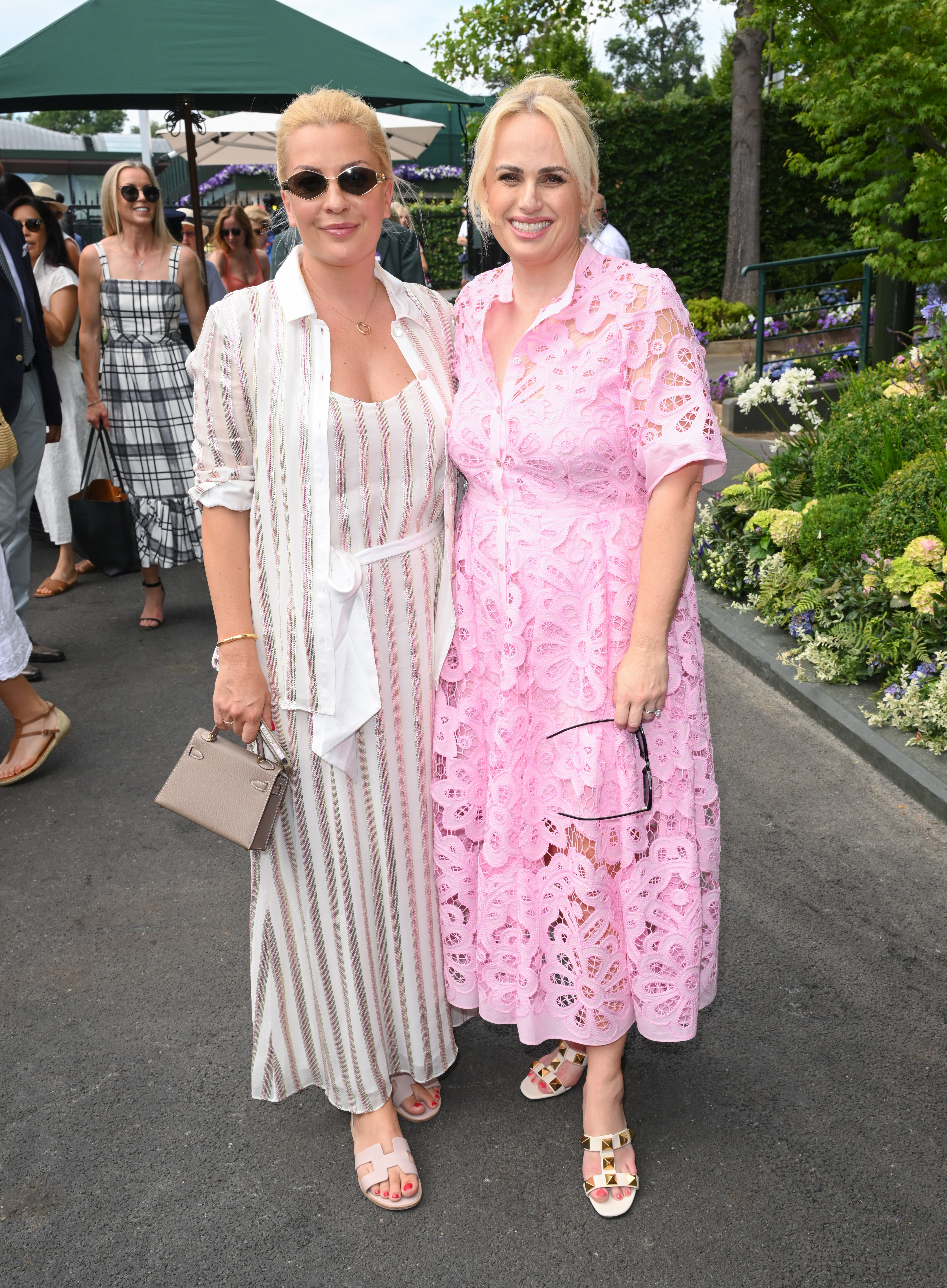 Rebel Wilson és felesége, Ramona Agruma a Wimbledoni teniszbajnokságon.