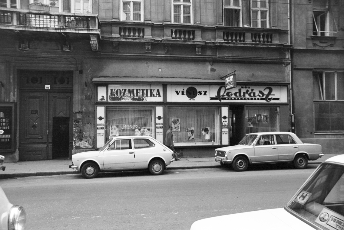 Király (Majakovszkij) utca 99., a VÉNUSZ Fodrász Szövetkezet 30-as fiókja, női fodrász, kozmetika, 1981-ben