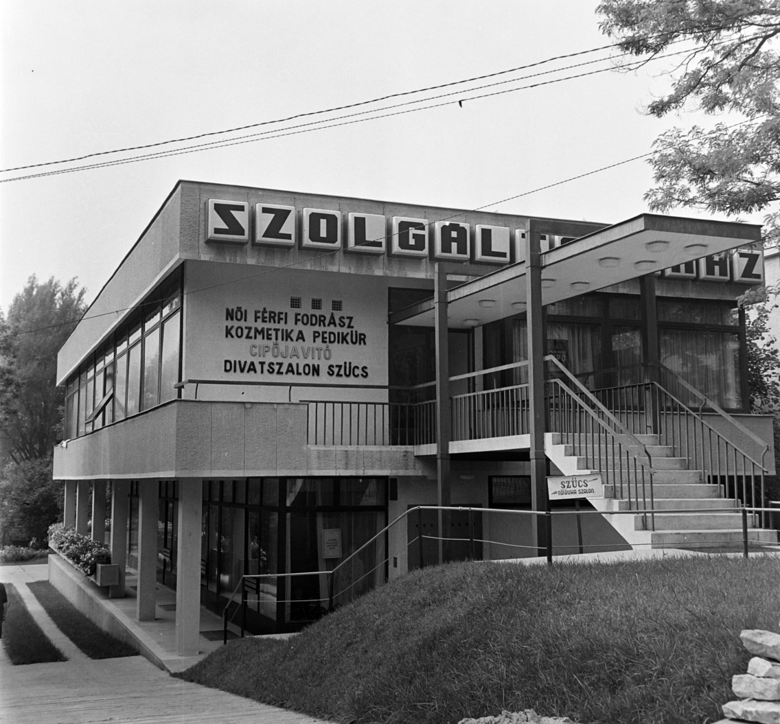 Pasaréti út 104., Szolgáltatóház