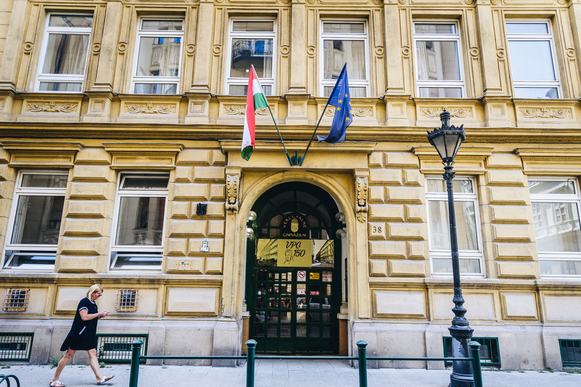 A Veres Pálné Gimnázium főbejárata napjainkban