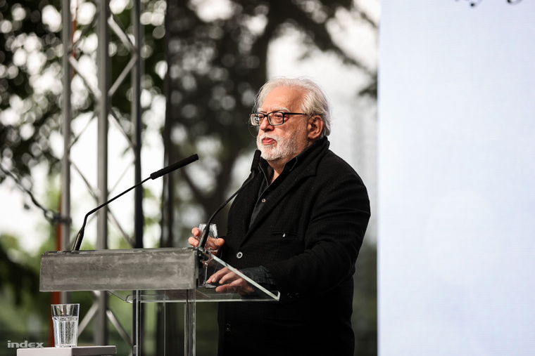 Bár apróbb derékfájdalmai vannak, remekül érzi magát, és boldog, hogy a felesége, gyerekei és hat unokája mind ott lesznek. (Fotó: Papajcsik Péter / Index)