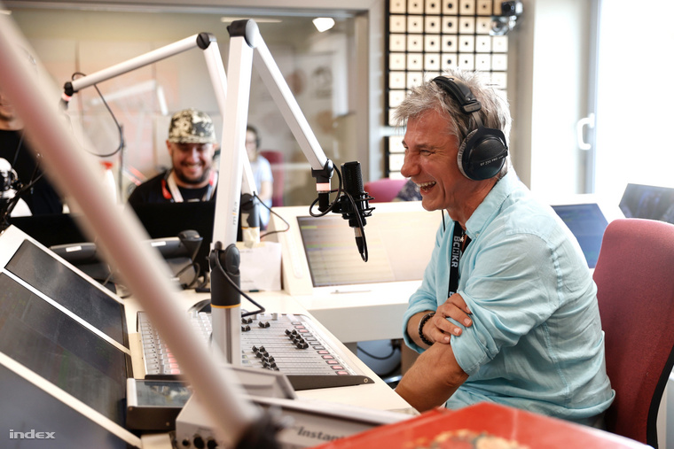 A Retro Rádió csütörtöki reggeli műsorában Bochkor Gábor a nemek közti különbségeket boncolgatta, és persze nem fogta vissza magát. (Fotó: Bodnár Patrícia / Index)