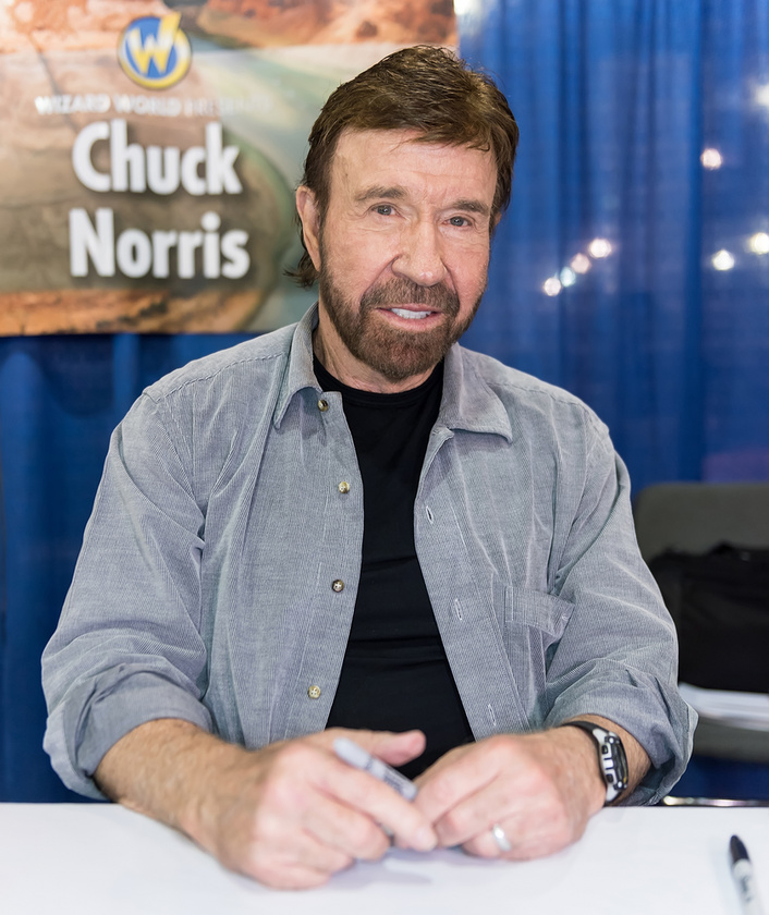 Chuck Norris a ’70-es és ’80-as évek akciófilmjeinek ikonikus alakja, harcművészként és színészként is világhírűvé vált