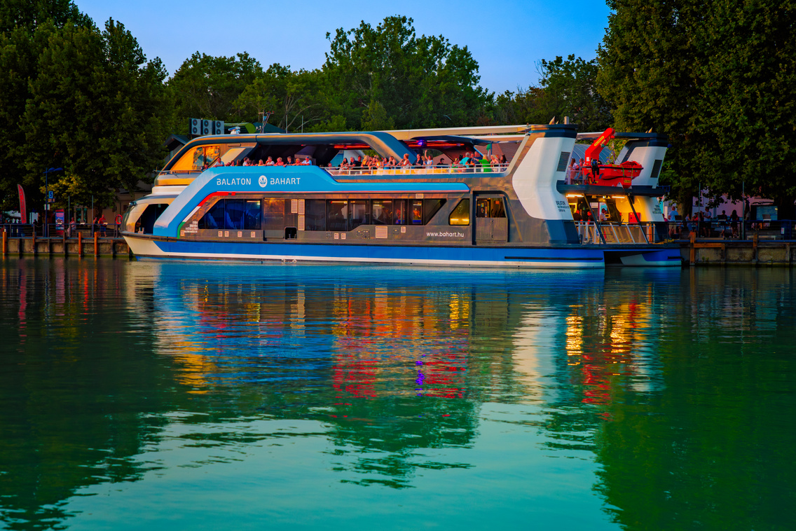 BAHART bulihajó Balaton katamarán
