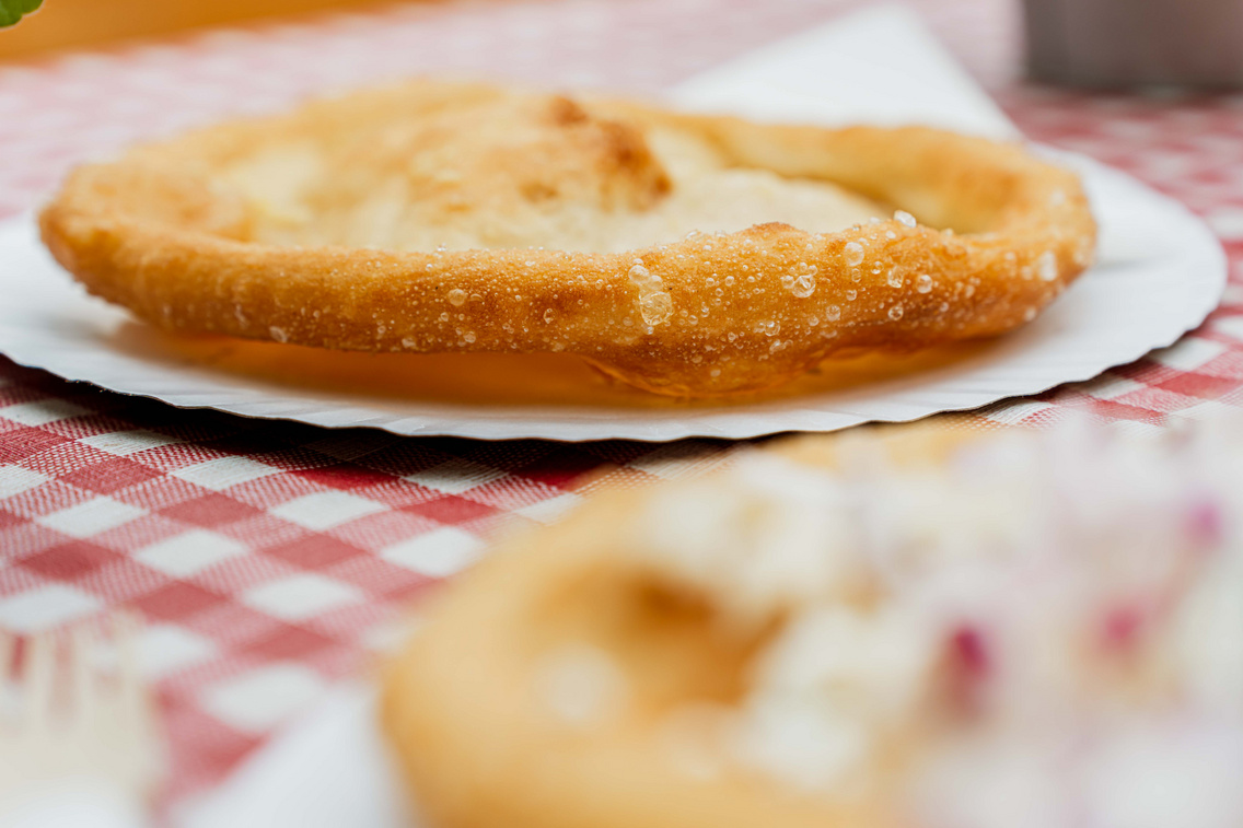 Sima lángos buborékos szélű tésztával