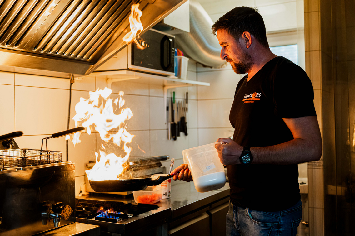 Serpenyőben sül a feltét