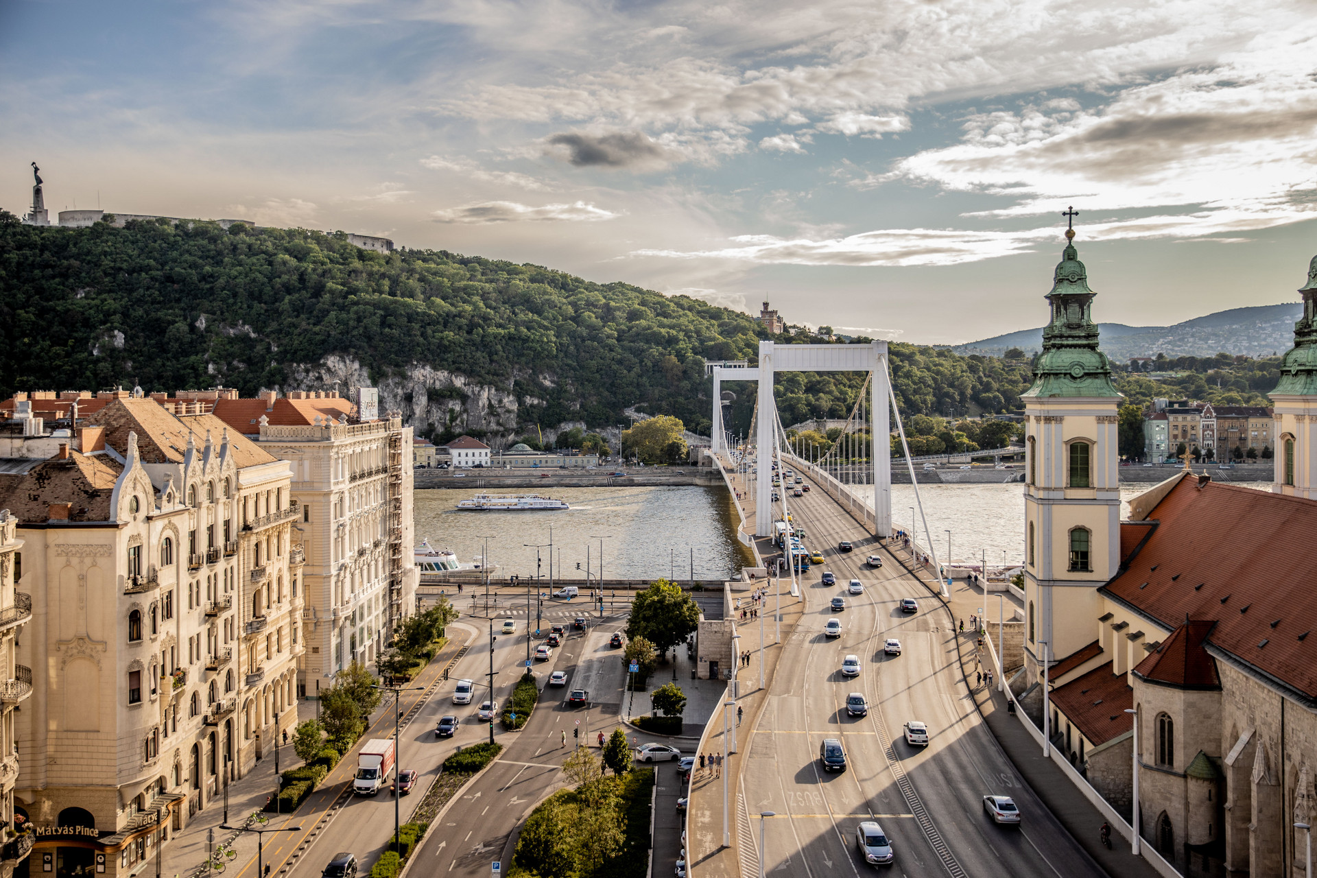 Az Erzsébet híd építése miatt lerombolták Pest óvárosát