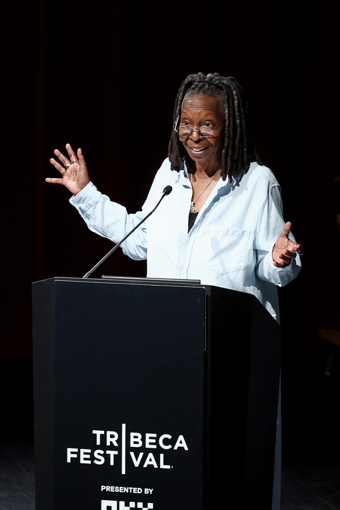 Whoopi GoldbergWhoopi Goldberg és első férje, Alvin Martin 1973-ban, mindössze 18 évesek voltak, amikor megszületett lányuk, Alex.
