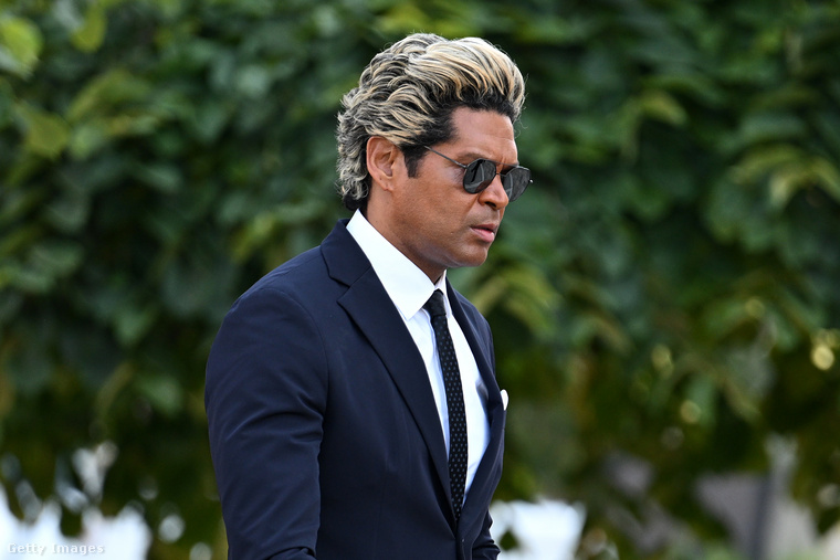 Komor arccal érkezik Abel Xavier az Igreja Matriz de Gondomarhoz, ahol a gyászolók együtt emlékeznek Diogo Jotára és Andre Silvára