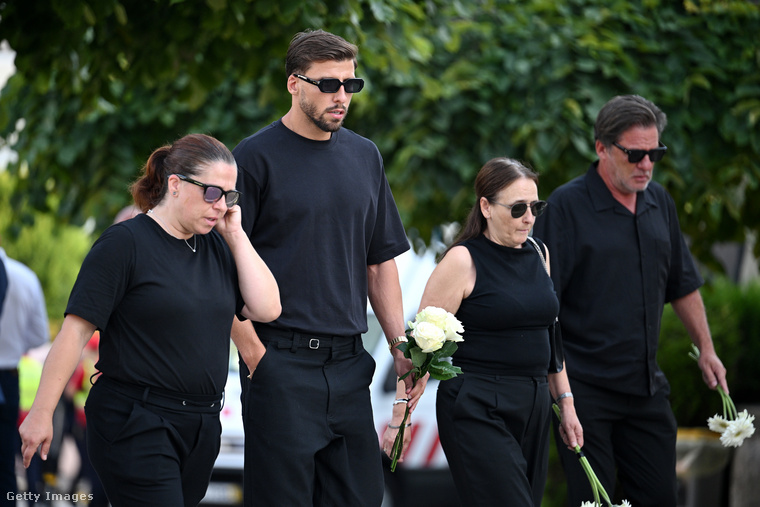 Ruben Dias, a Manchester City védője vendégeivel együtt érkezik meg az Igreja Matriz de Gondomarhoz, hogy csendes főhajtással emlékezzen.