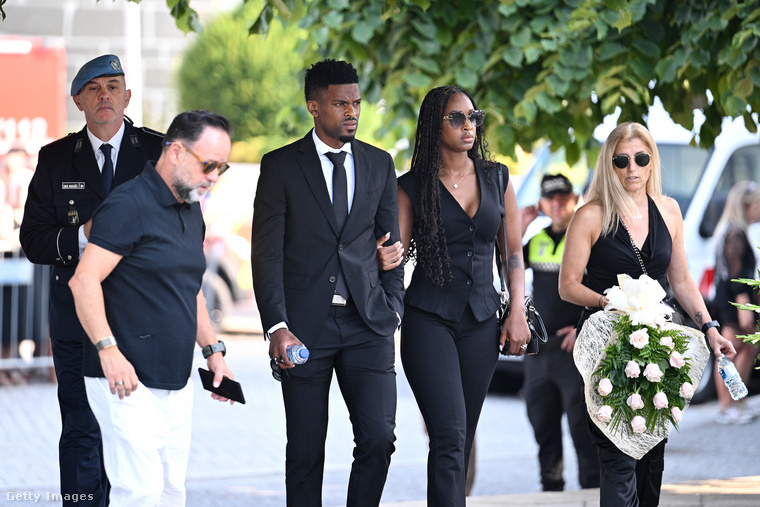 A portugál válogatott játékosa, Nelson Semedo és felesége, Marlene Alvarenga komor arccal lépnek be a templom kapuján, osztozva a gyászolók fájdalmában.