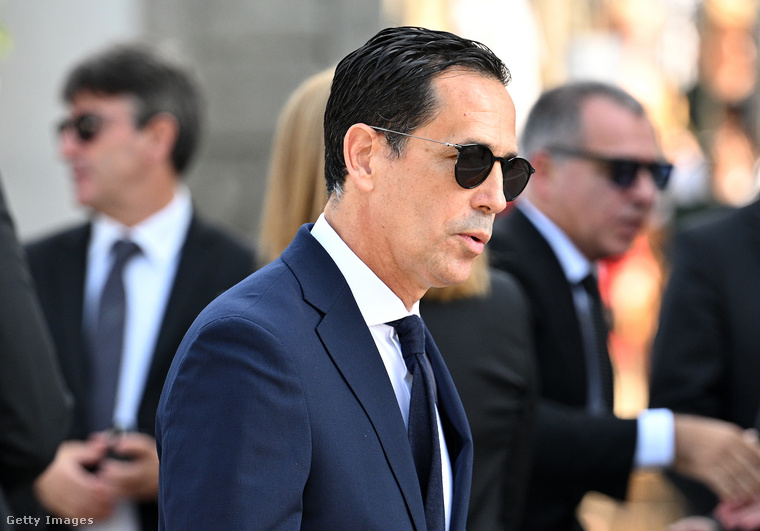 Pedro Proenca, a Portugál Labdarúgó-szövetség elnöke komoly arccal érkezik az Igreja Matriz de Gondomarhoz, hogy tiszteletét tegye az elhunytak előtt.