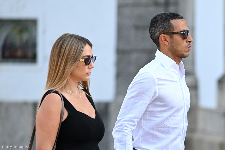 Thiago Alcantara, az egykori futballsztár és felesége, Julia Vigas némán érkeznek az Igreja Matriz de Gondomarhoz, osztozva a gyászolók fájdalmában.