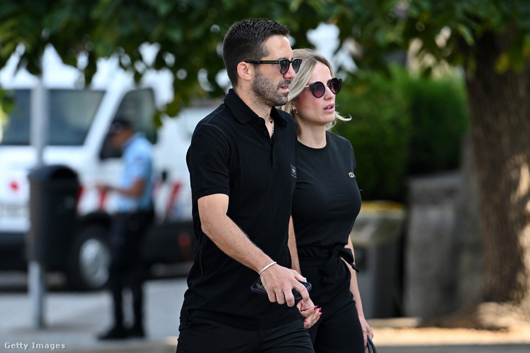 Joao Moutinho, az SC Braga futballistája és felesége, Ana Sofia Gomes csendben lépnek be az Igreja Matriz de Gondomar kapuján, hogy főhajtással emlékezzenek.