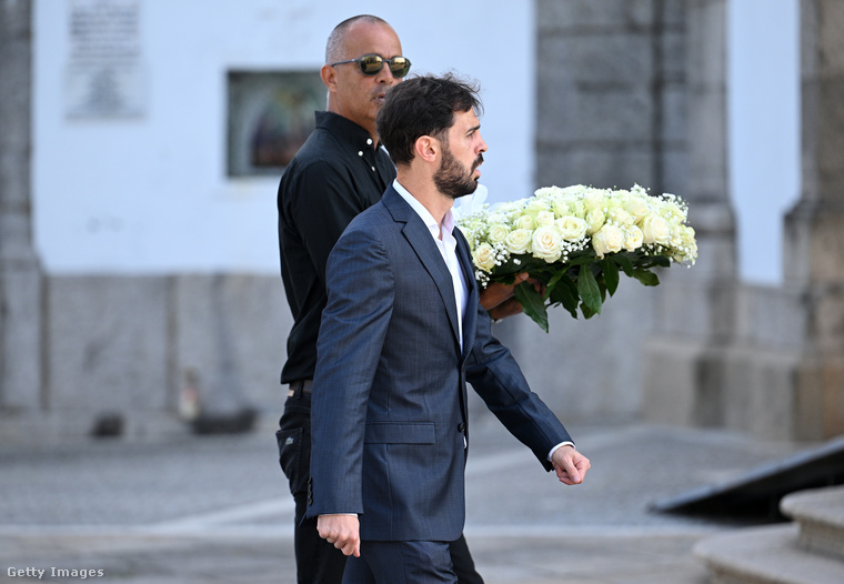 Bernardo Silva, a Manchester City sztárja komor tekintettel lépi át az Igreja Matriz de Gondomar küszöbét, hogy utolsó tiszteletét tegye a testvérpár előtt.