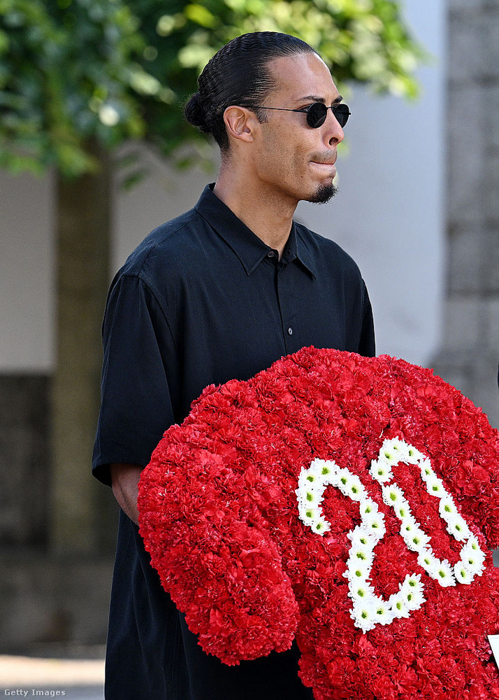 Virgil van Dijk, a Liverpool FC labdarúgója egy „20”-as feliratú virágkoszorúval érkezik csapattársaival az Igreja Matriz de Gondomar templomhoz, ahol Diogo Jota és testvére, Andre Silva temetését tartják.