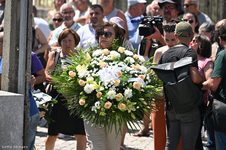 Helyiek és családtagok csendben vonultak az Igreja Matriz de Gondomar felé, hogy megható főhajtással emlékezzenek Diogo Jotára.