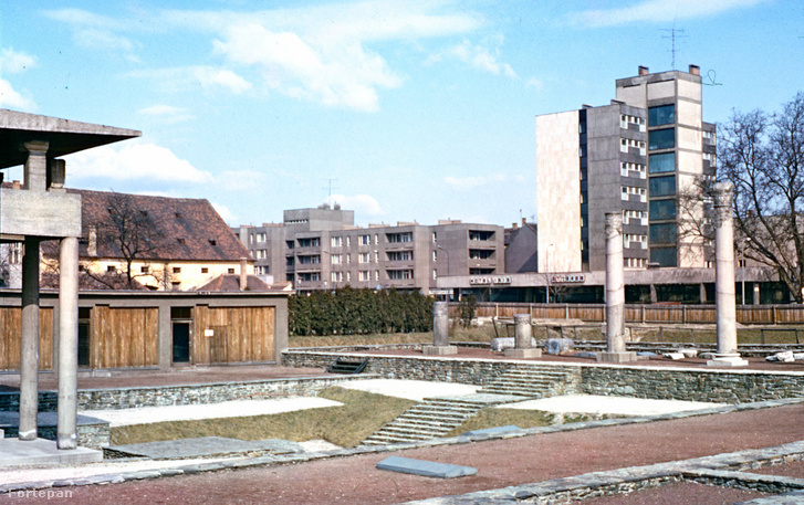 Iseum, háttérben jobbra az Isis Hotel 1975-ben