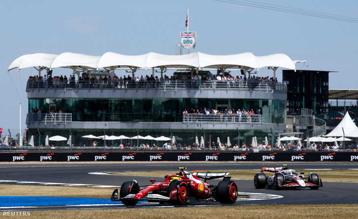 A Ferrari versenyzője, Lewis Hamilton és a Haas versenyzője, Oliver Bearman az edzésen