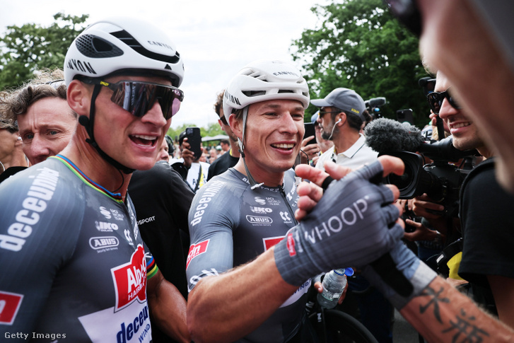 A holland Mathieu van der Poel és a szakaszgyőztes Jasper Philipsen Belgiumból és a Team Alpecin - Deceuninck csapatból reagálnak a 112. Tour de France 2025, 1. szakasz 184,9 km-es szakasza után