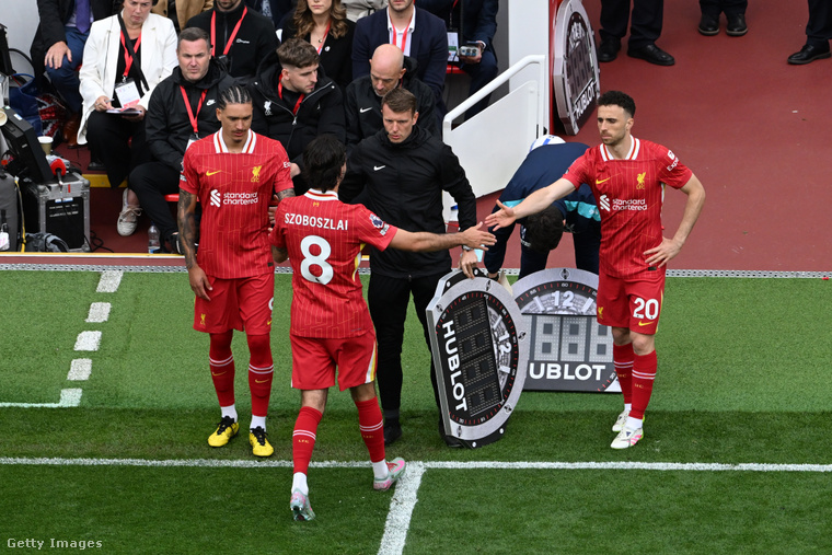 A szurkolók azóta is találgatják, miért nem tudott ott lenni ezen a fájdalmas napon. Többen úgy vélik, családi ok állhat a háttérben: felesége, Buzsik Borka napokon belül világra hozhatja első közös gyermeküket, és valószínűleg emiatt maradt távol a portugál búcsúztatójától. (Fotó: Liverpool FC / Getty Images Hungary)