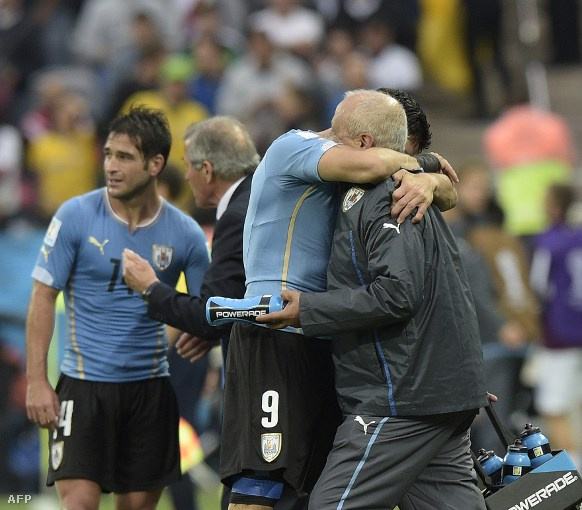 Suarez a gólja után Ferreira nyakába borult