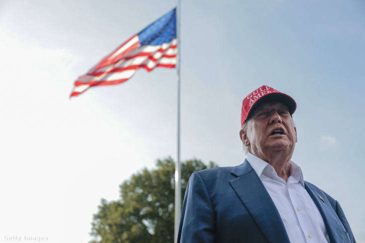 Donald Trump amerikai elnök újságírókhoz beszél a déli gyepen, mielőtt felszáll a Marine One-ra és elhagyja a Fehér Házat 2025. július 1-jén