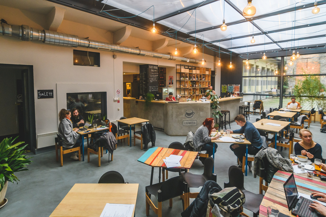 Az indusztriális belső meleg hangulatot takar