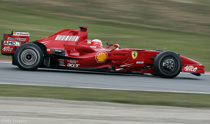 A hétszeres Formula-1 világbajnok, Michael Schumacher Barcelonában tesztel 2007-ben, autóján látható a szabályokat megkerülő vonalkód.