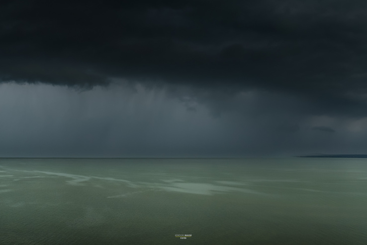 Videókon a Balatonon is áthaladó pusztító vihar