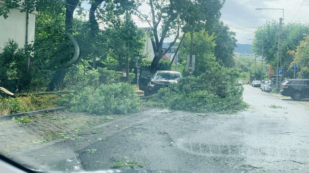 Ítéletidő csapott le az országra: hajókat borított fel, lámpákat bénított meg a vihar – videó