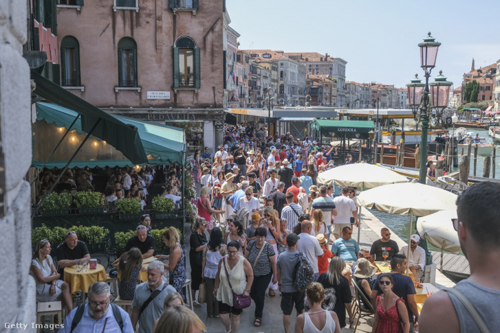 Turisták tolonganak a Rialto-híd közelében 2023. augusztus 2-án Velencében, Olaszországban