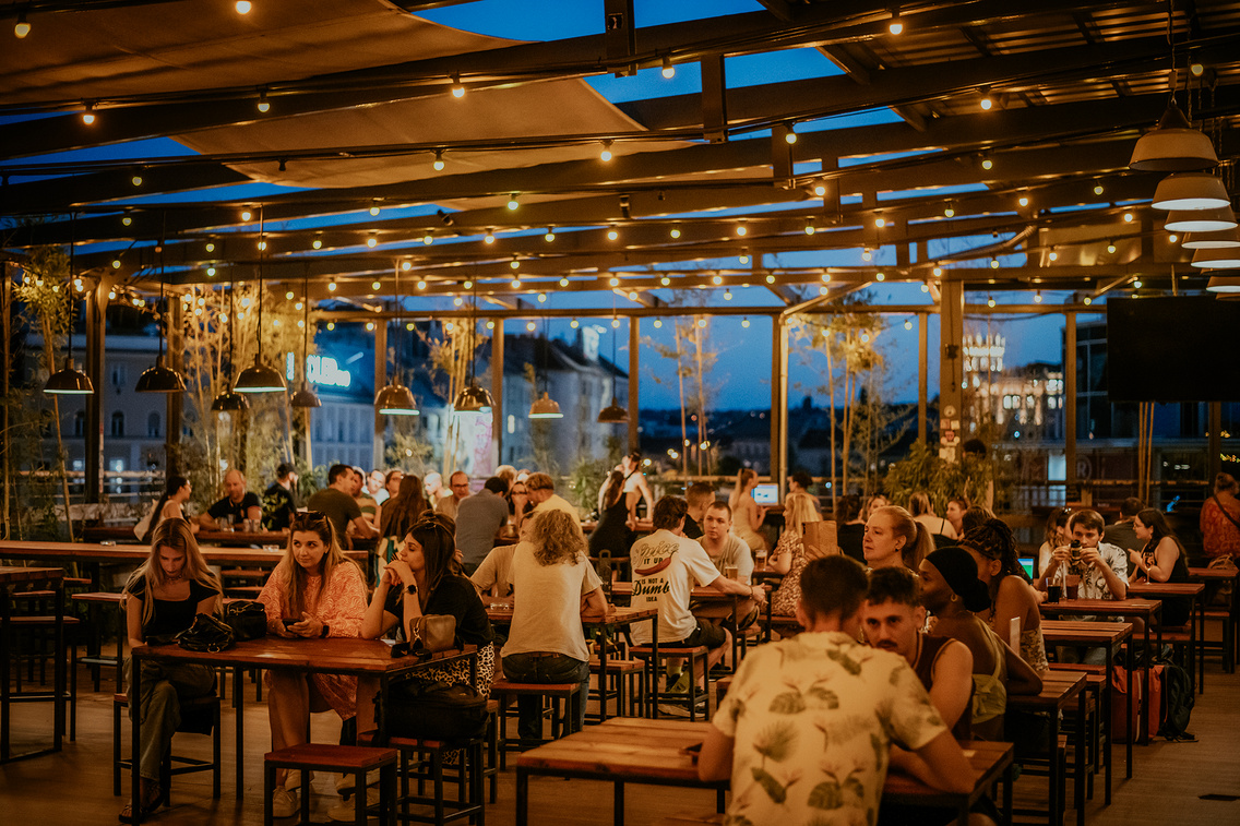 Belvárosi nyüzsgés – magasabb szinten