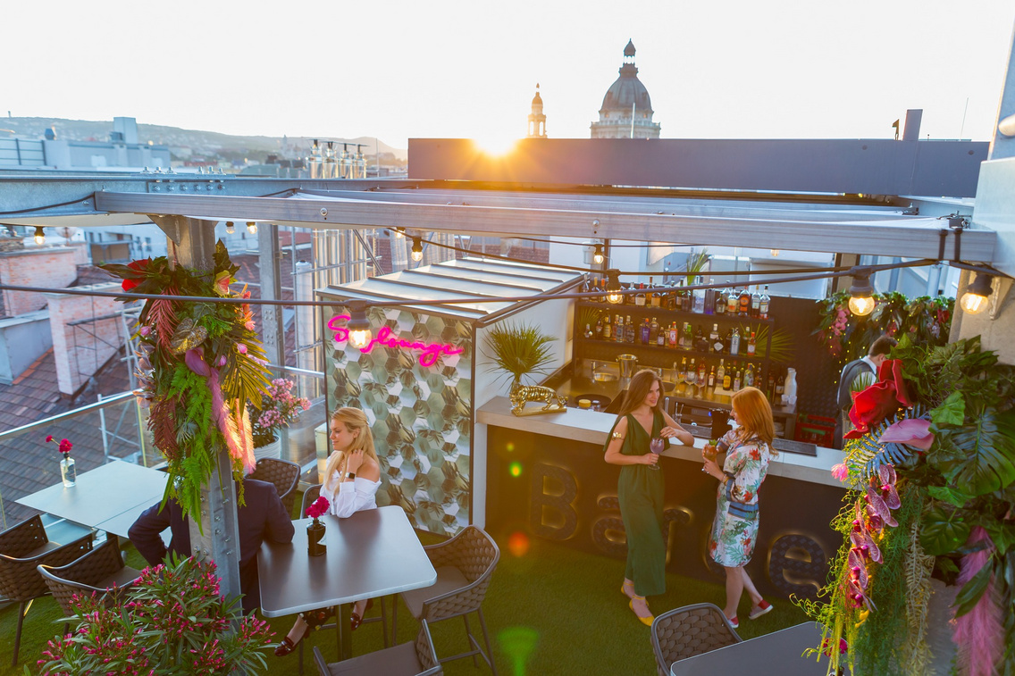 A hely részben fedett, ami a nap ellen is jól véd