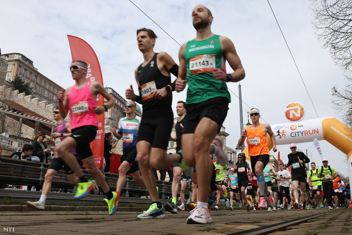 A félmaratonon indulók rajtja a 4. NN City Run futóversenyen a Várkert Bazár előtt 2025. március 30-án