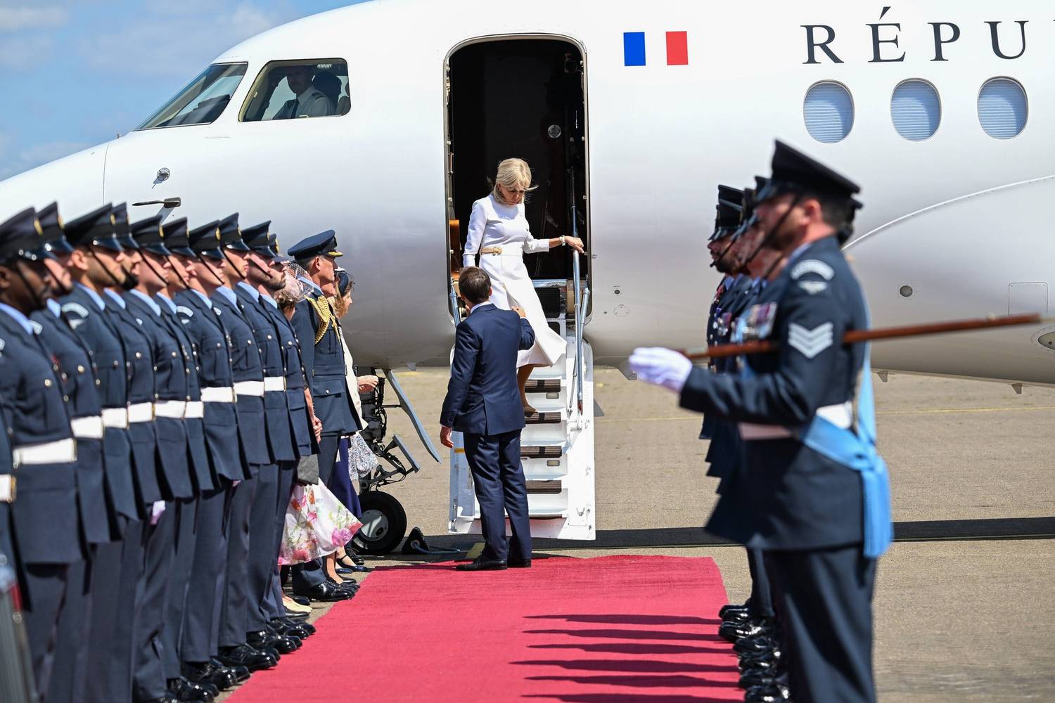 Itt van fotón is a szóban forgó pillanat. Macron feleségének nem kellett segítség.