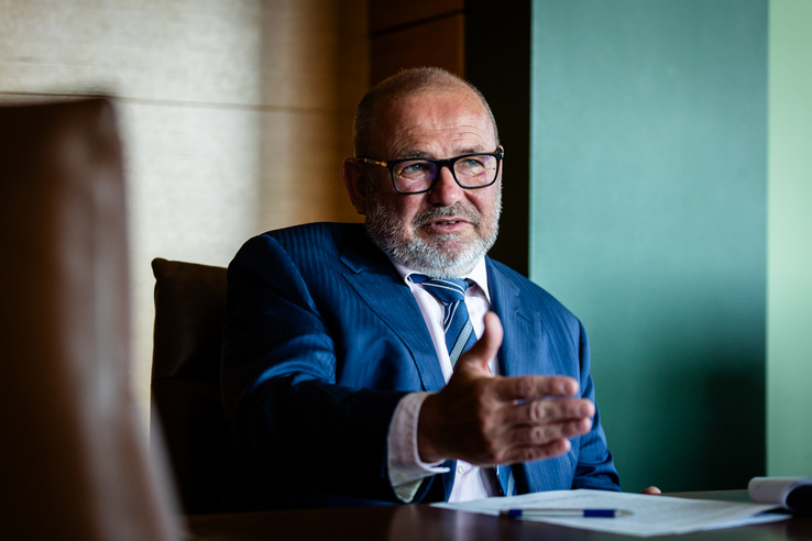 Ezért kellett Rogán Antalnak és Gulyás Gergelynek feladatokat átadnia a kormányban