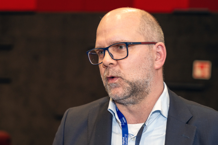 Losonczi Balázs szerint előfordult már, hogy valaki félrevezető szándékkal módosította egy márka Wikipédia-oldalát