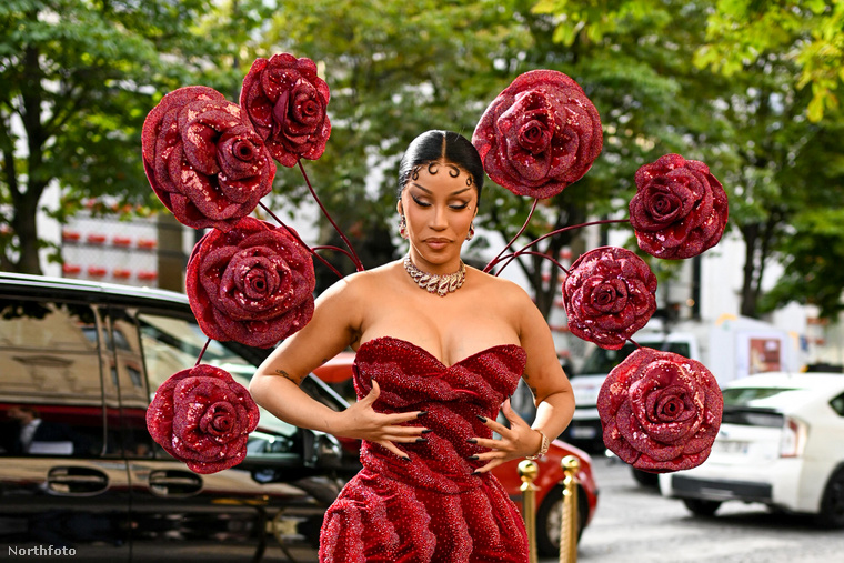 Cardi BCardi B is ott volt a párizsi divathéten, ahol a ruhája rendkívül merész volt, és egész este rengeteget igazgatta, hogy mindent a helyén tartson