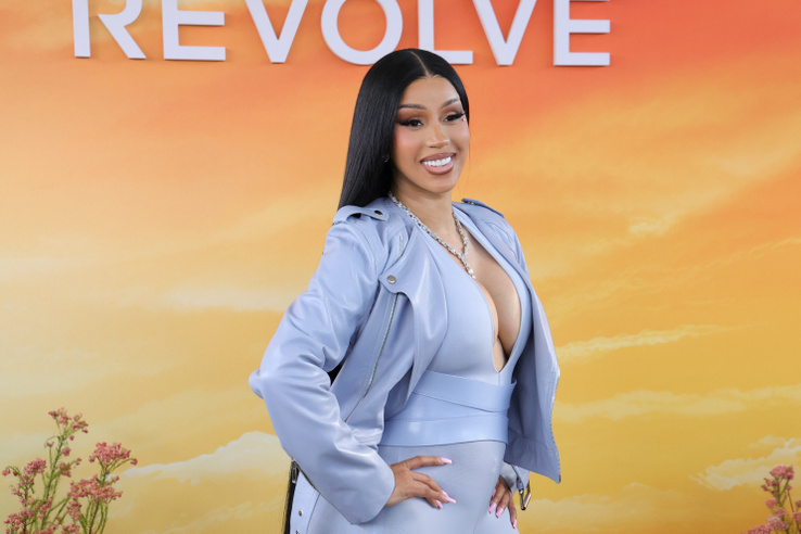 Cardi B ruháját csak a szentlélek tartotta, Jennifer Anistont igazi szívtipróval kapták le