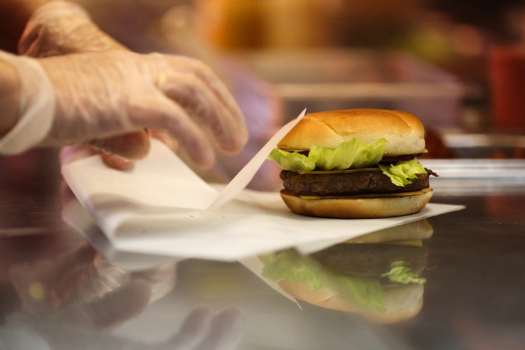 A McDonald's és a Burger King rivalizálása vicces reklámokat produkál