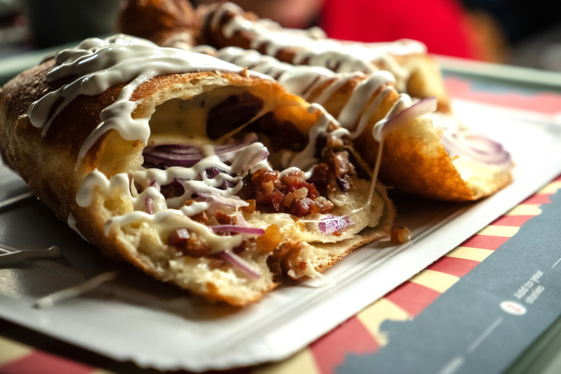 A töltött lángosok nem éppen a legszexibbek, de a zord külső ellenállhatatlan belsőt rejt