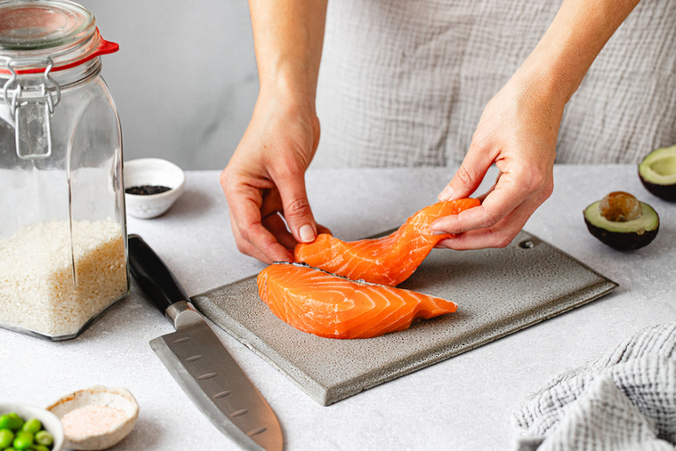 Zsíros halakA lazac, makréla, szardínia omega-3 zsírsavakban gazdagok, amelyek segíthetnek csökkenteni a depressziós tüneteket és támogatják az agyműködést.